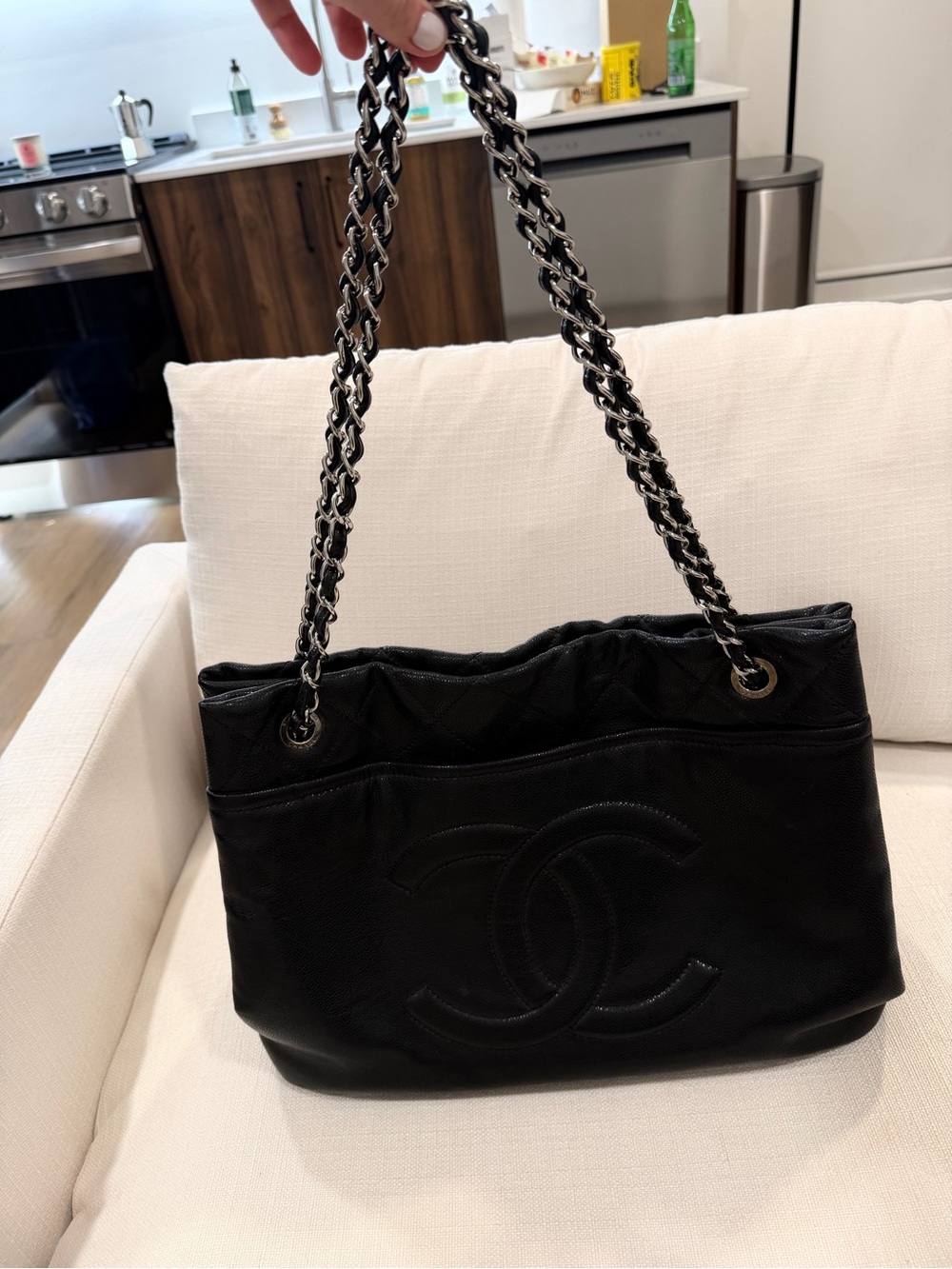 CHANEL Black Quilted Leather CC-Logo Chain Shoulder Bag